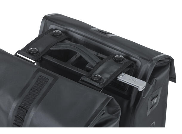 Basil Dobbel Sykkelveske MIK Urban Dry 2 x 25 liter, Black 